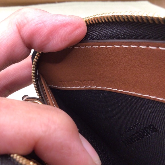 BURBERRY HORSEFERRY, NWT, FULL ZIP WALLET, NO FLAWS - Picture 13 of 16